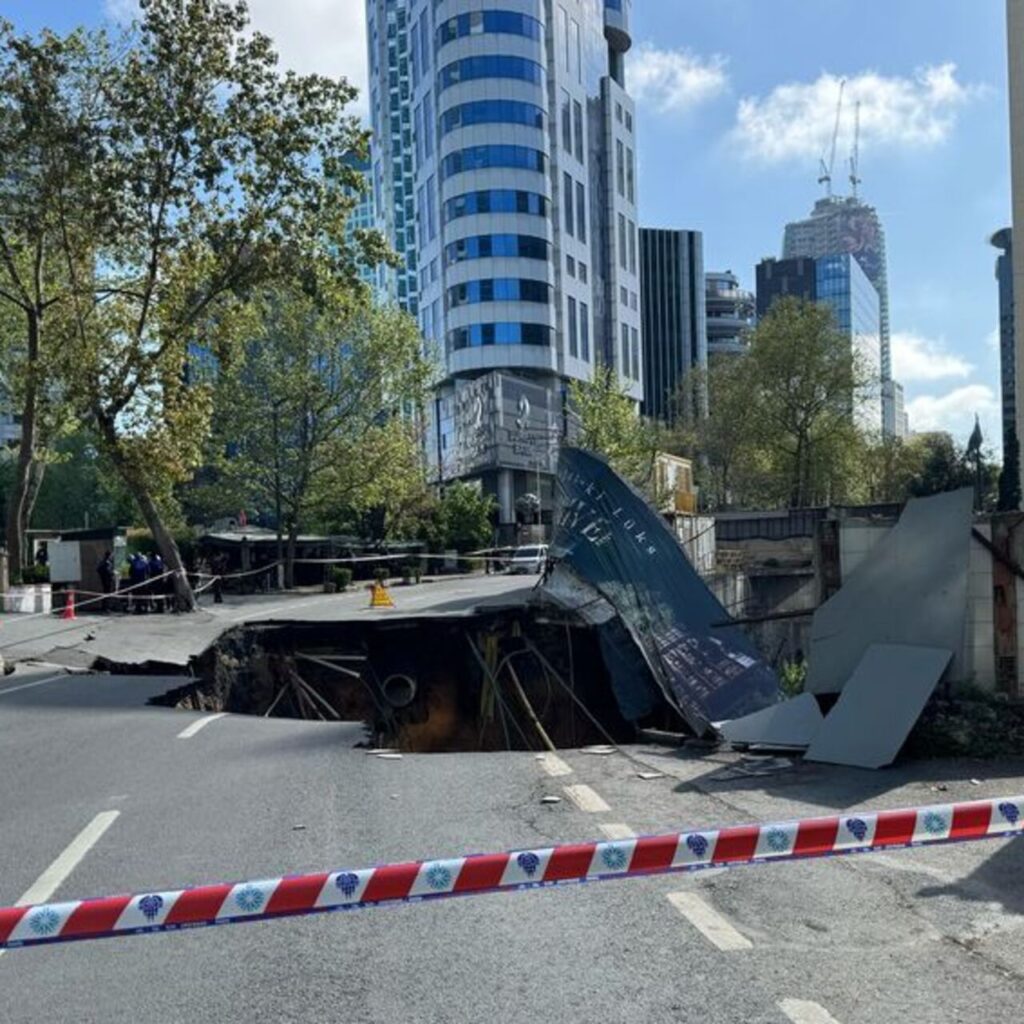 İstanbul Sarıyer’de yol çöktü!