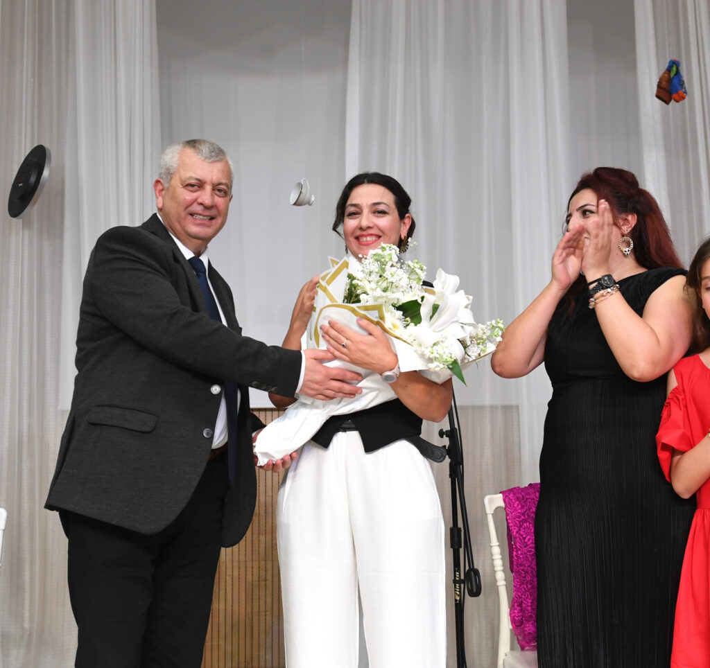 Tiyatro eğitimini tamamlayan kadınların sahne heyecan