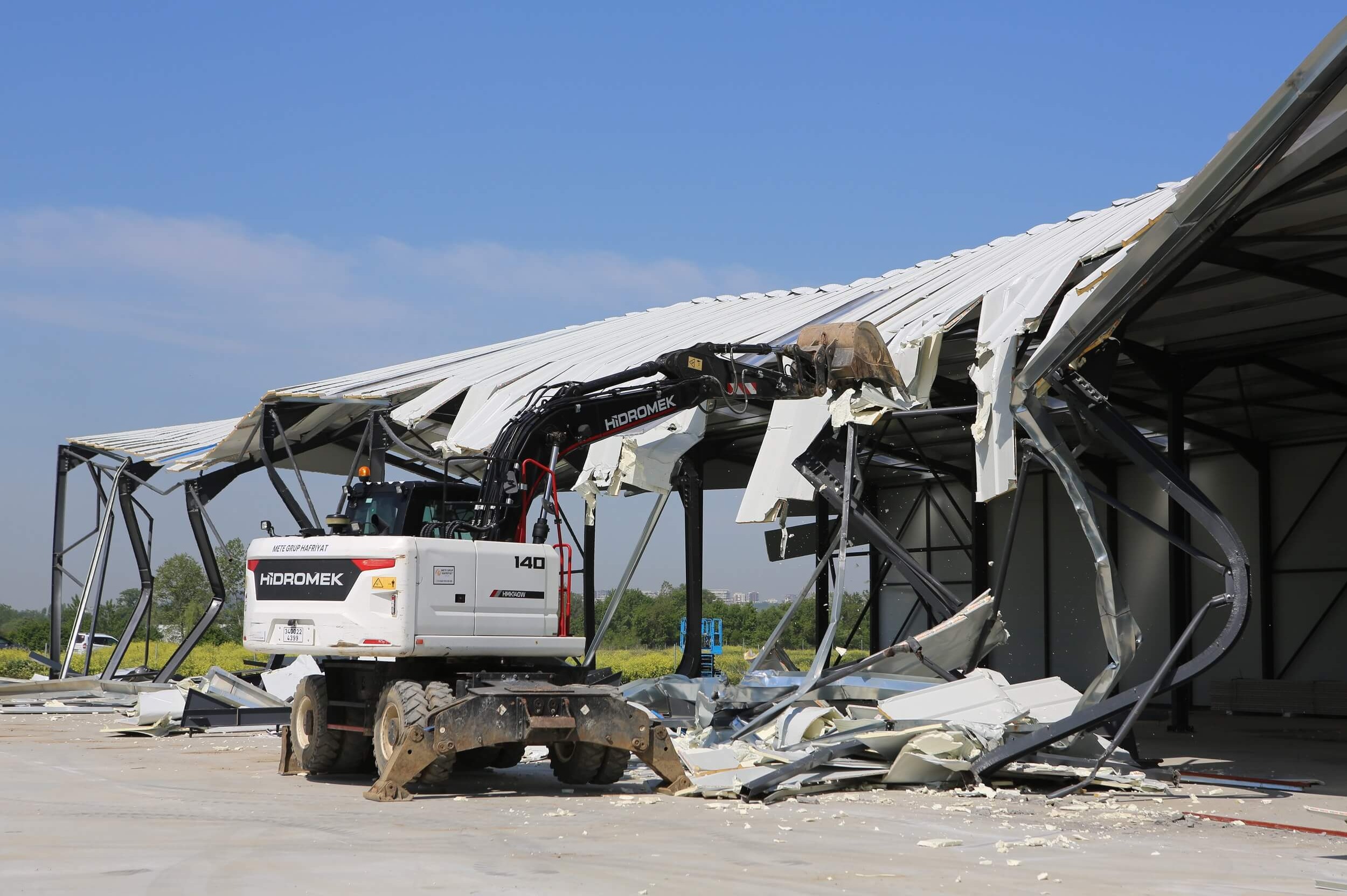Nilüfer’de iki kaçak fabrika yerle bir edildi