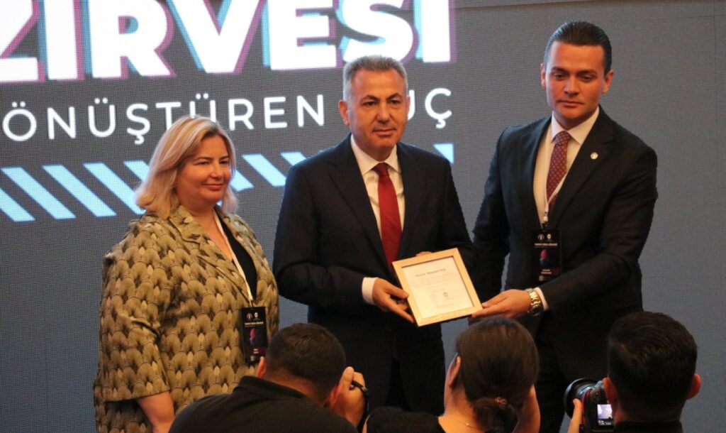 İzmir Yapay Zeka Zirvesi, teknolojide öncü olma hedefiyle toplandı