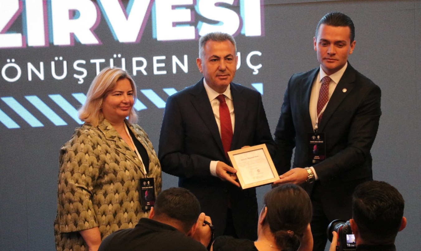 İzmir Yapay Zeka Zirvesi, teknolojide öncü olma hedefiyle toplandı