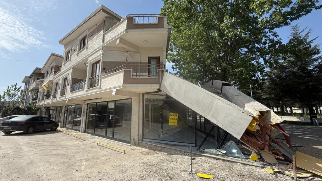 Binanın kaçak bölümü yıkıldı