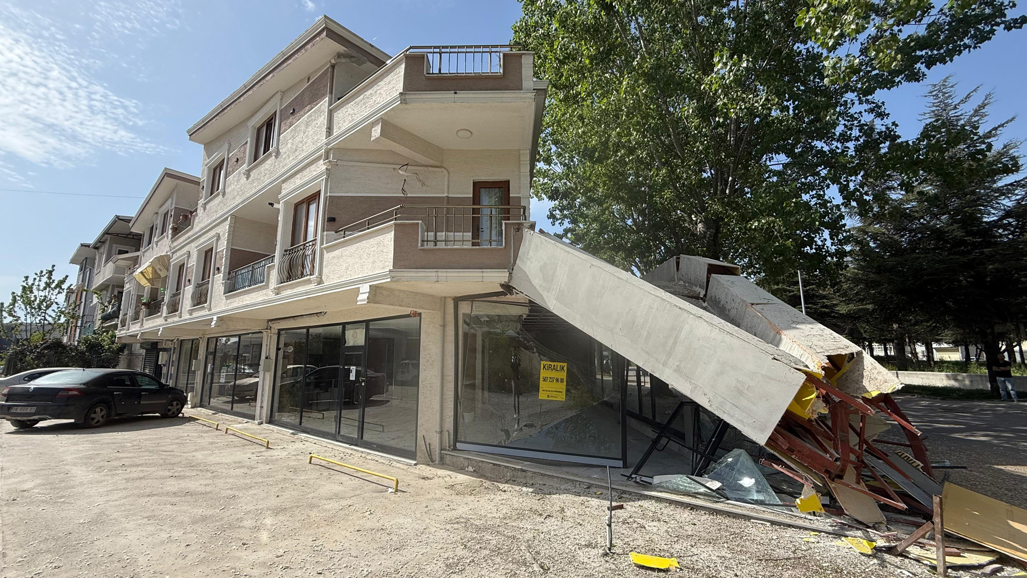 Binanın kaçak bölümü yıkıldı