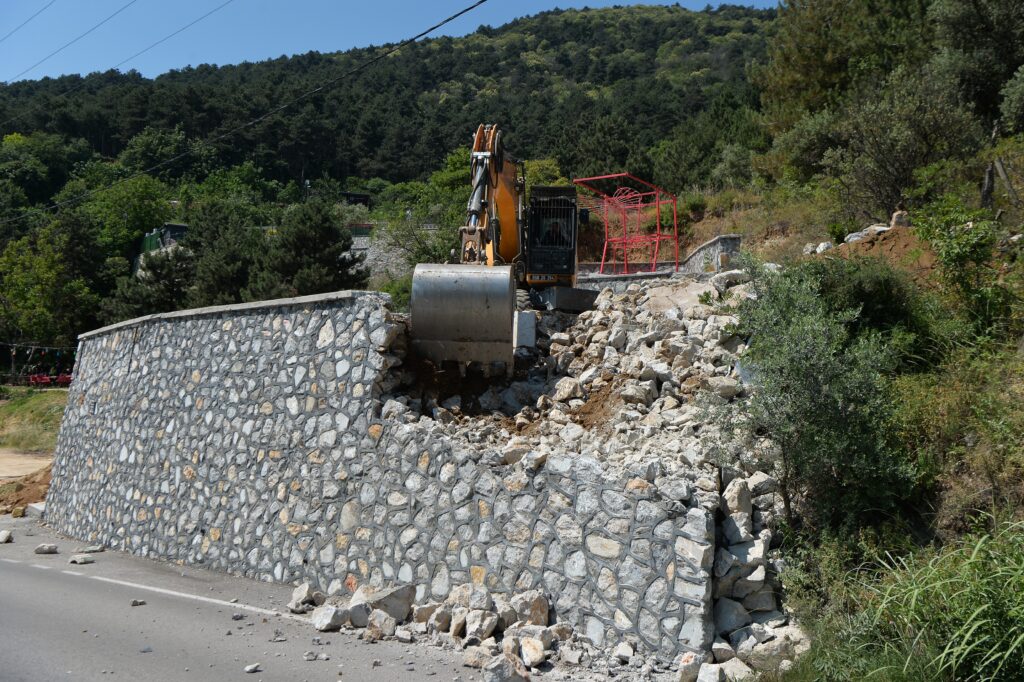 Uludağ yolunda kaçak yapılara izin yok