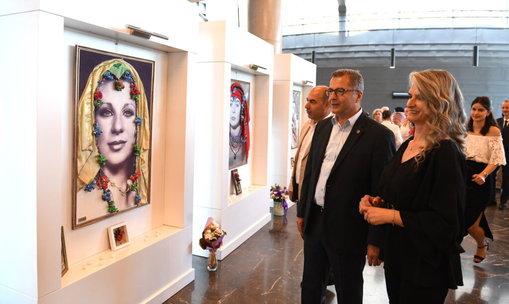 Bursa’nın ipek böceği kozaları usta oyuncuların fotoğraflarını süsledi