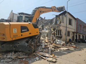 İki katlı kaçak bina yıkıldı