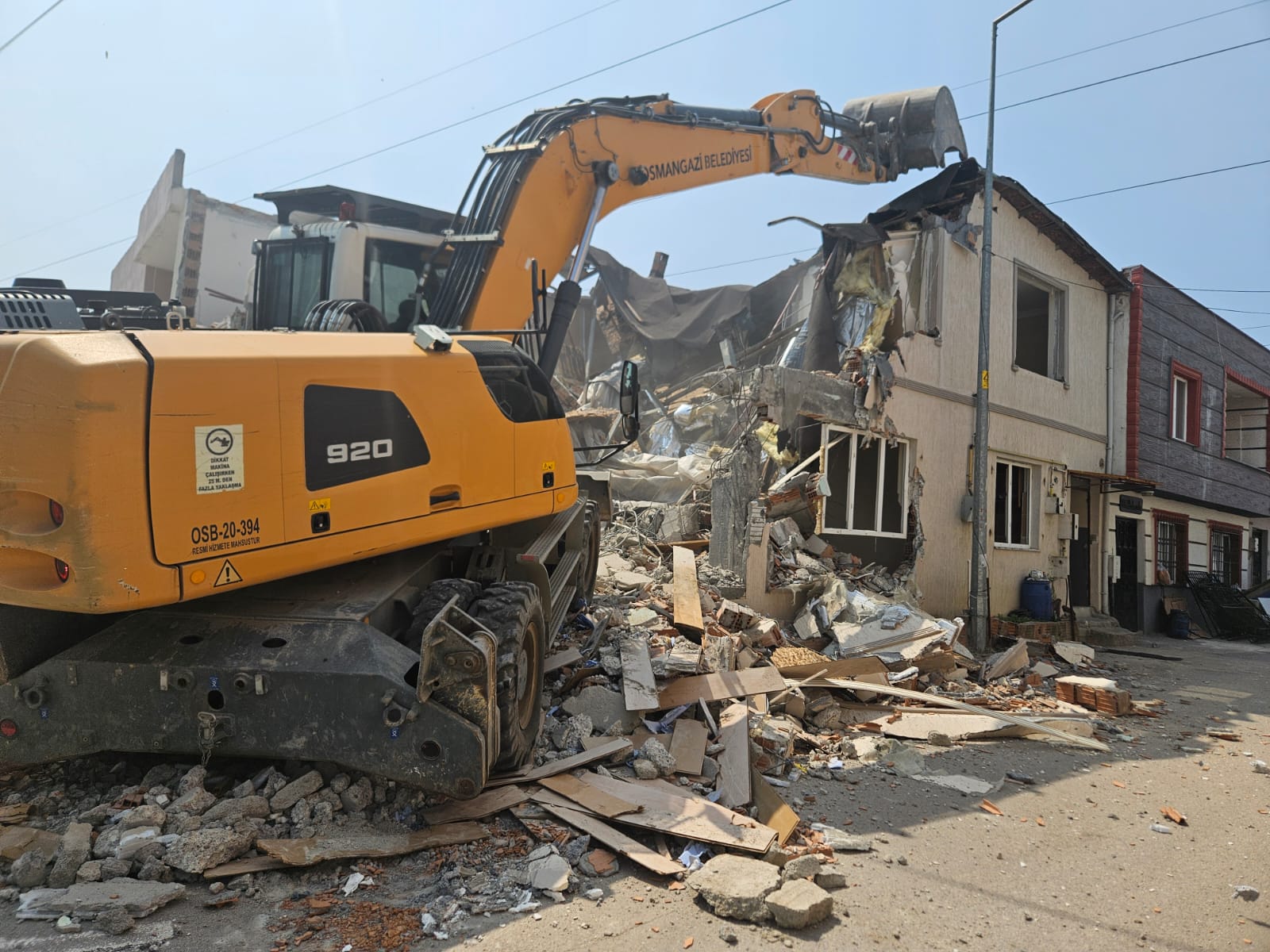 İki katlı kaçak bina yıkıldı