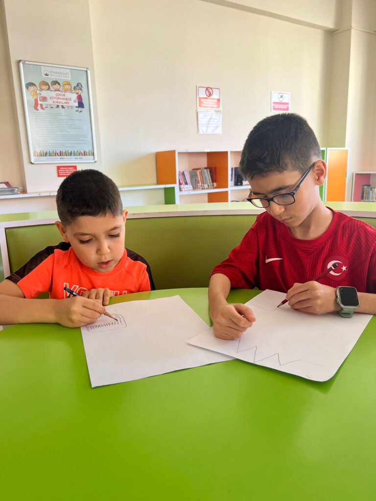 Minik eller renkli hayaller çizdi