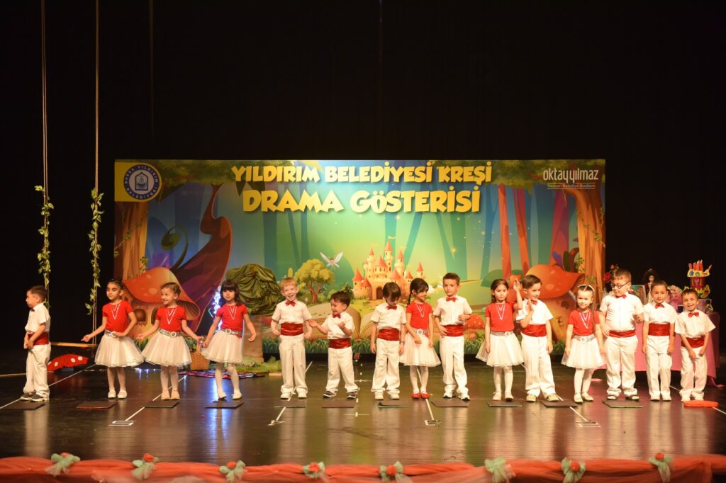 Yıldırımlı Miniklerin Mezuniyet Sevinci