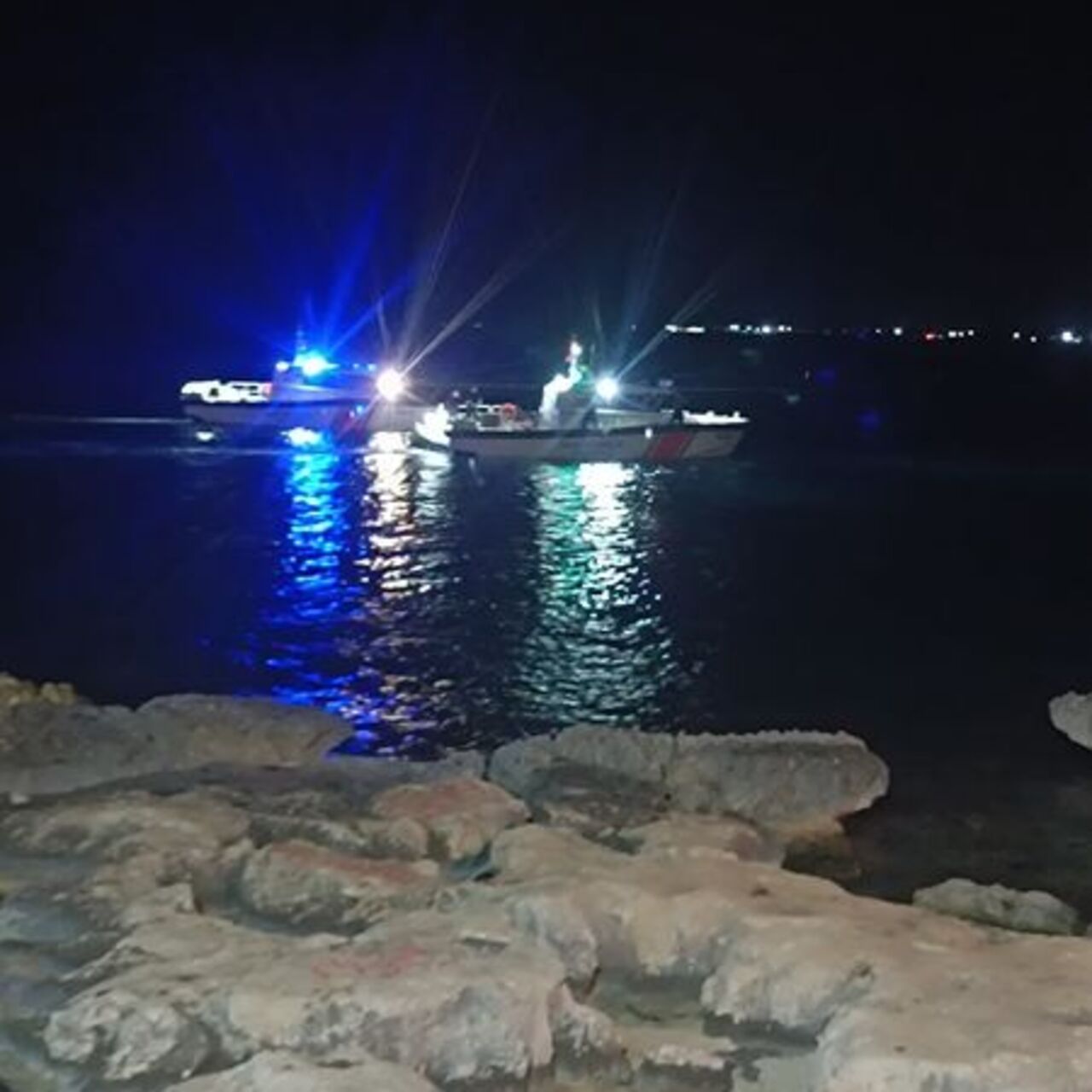 3 kişi gece denize girdi! 1’i boğuldu, 2’si aranıyor