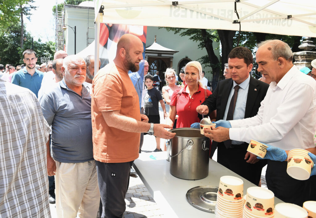 aşkan Aydın vatandaşlara aşure dağıttı