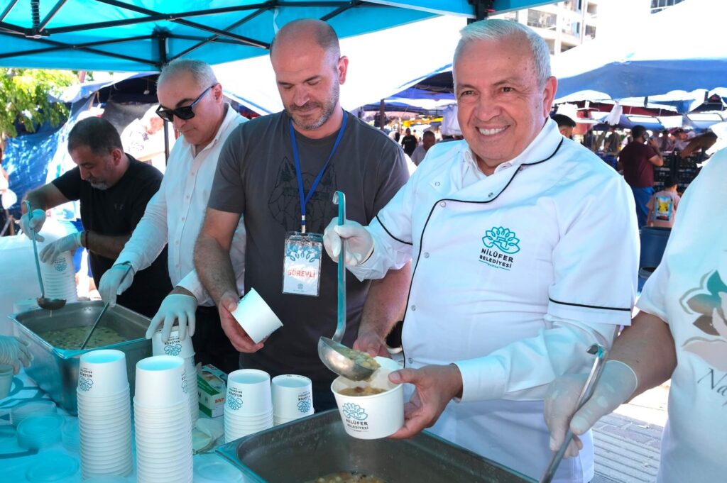 Başkan Şadi Özdemir’den aşure ikramı