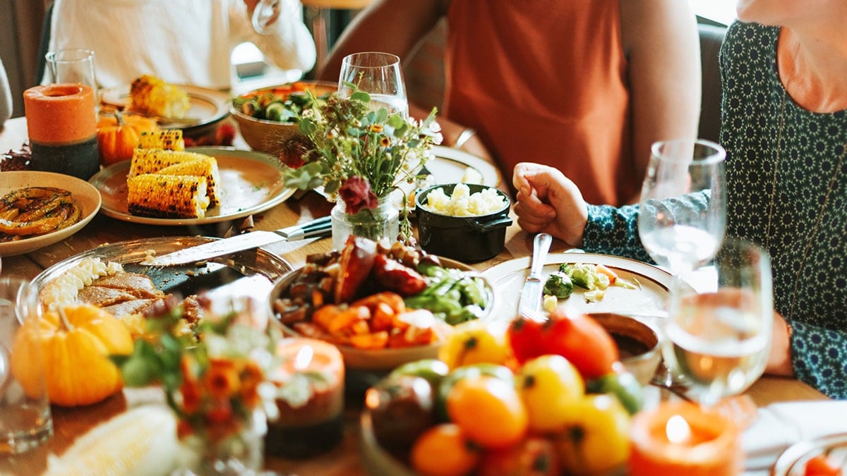 Burada misafiri aç bırakıyorlar: Aile bireyleri yerken misafir odada bekliyor
