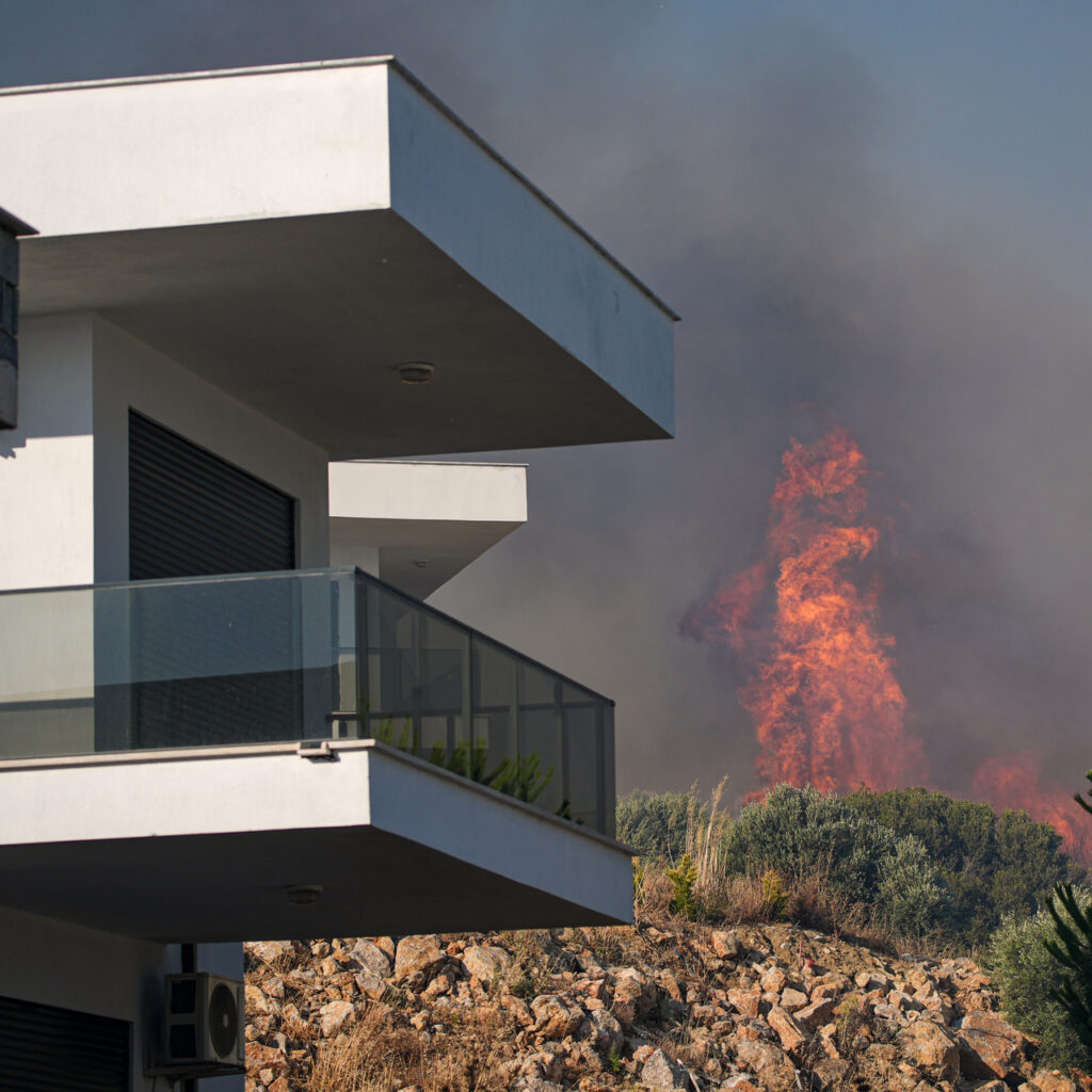 Çeşme’deki yangın ikinci gününde! Rüzgar çalışmaları zorlaştırıyor!