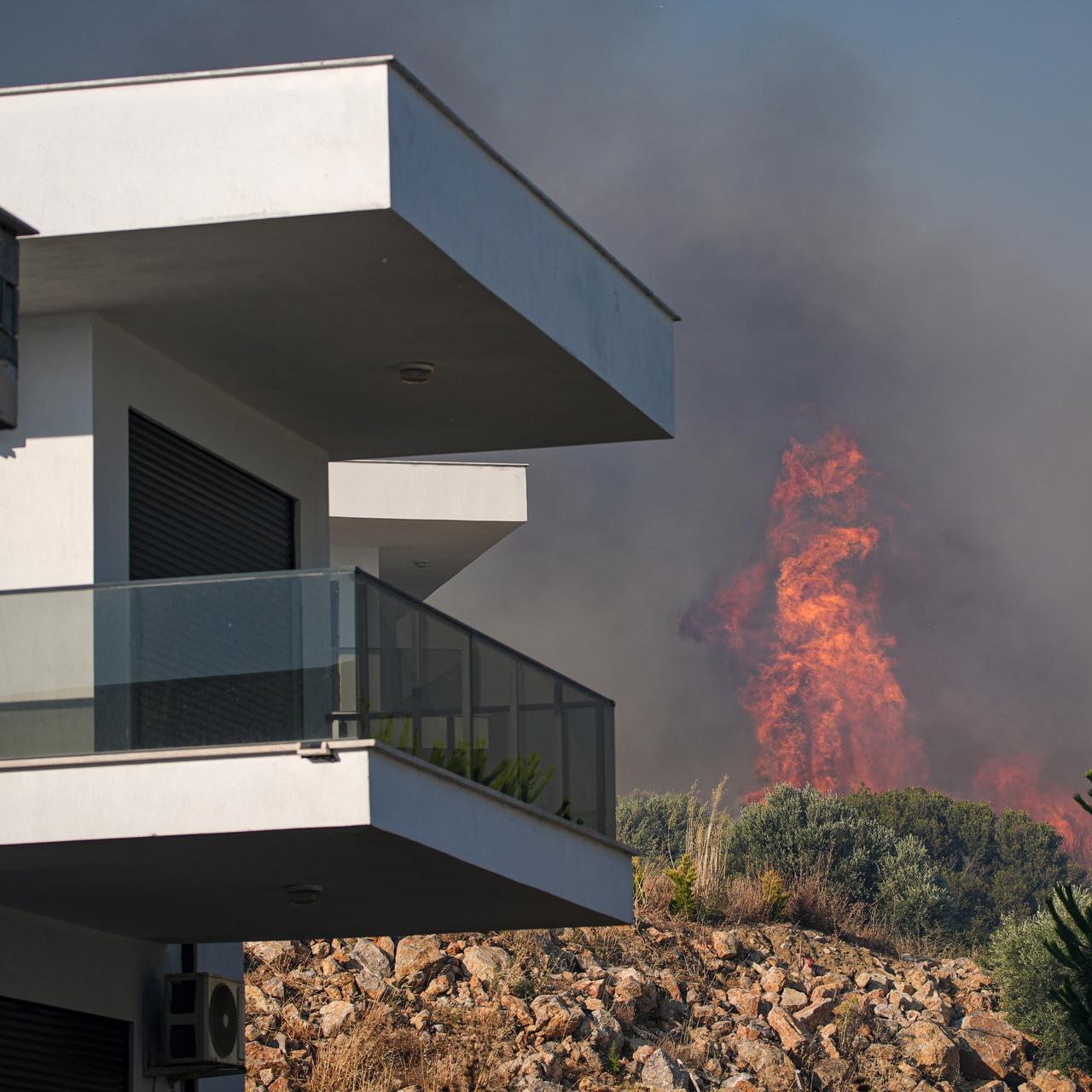 Çeşme’deki yangın ikinci gününde! Rüzgar çalışmaları zorlaştırıyor!