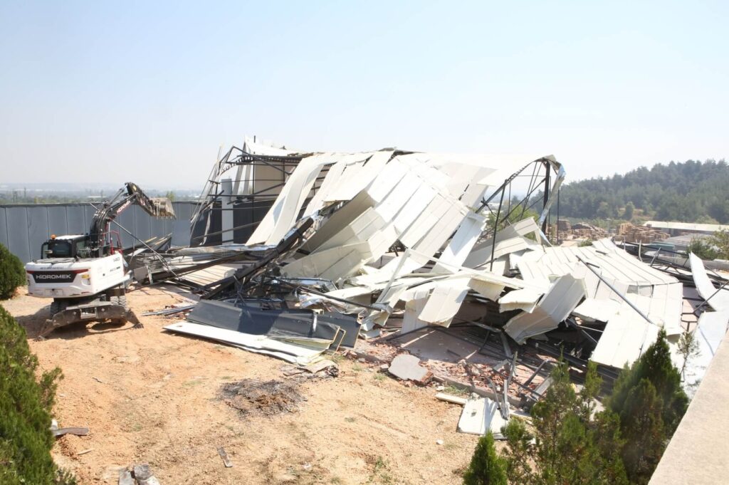 Kayapa’da iki kaçak yapı yıkıldı