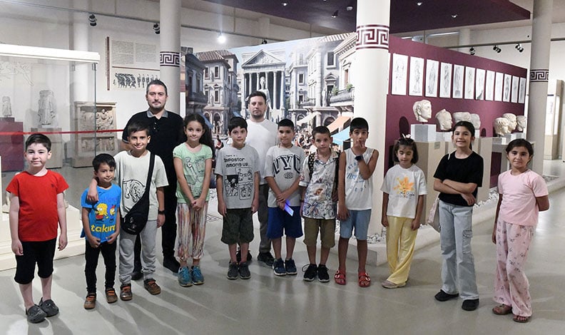 Minik arkeologlar müzeleri keşfediyor