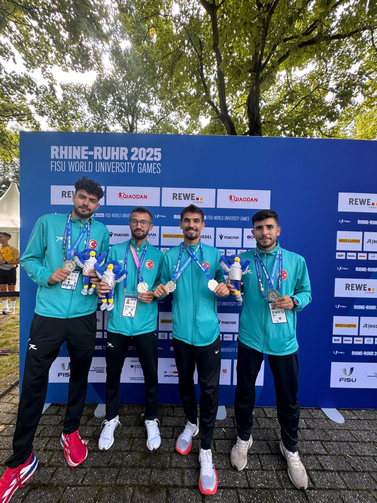 Osmangazili atletin milli forma ile madalya sevinci