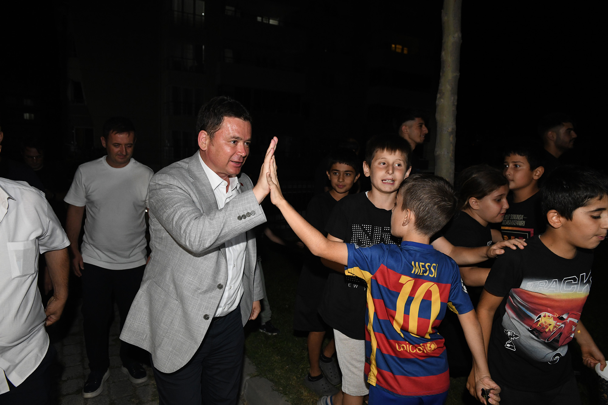 Başkan Aydın, Güneştepe’de çocuklarla açık hava sinemasında buluştu