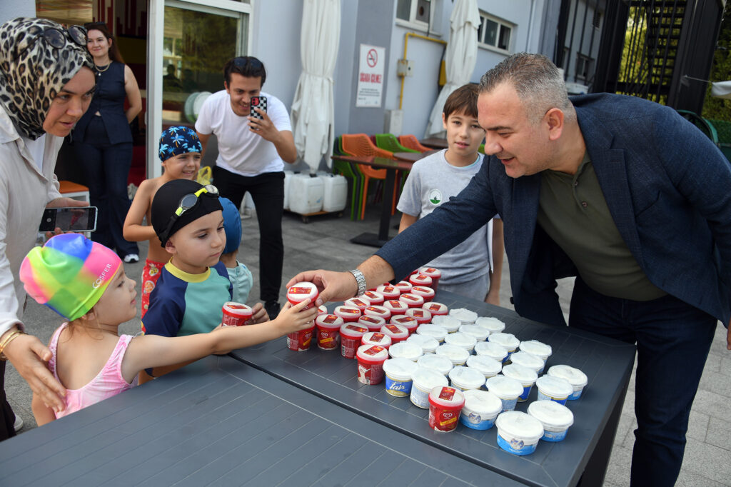 Osmangazi’de minikler yaz tatilinde yüzmeyi öğrendi