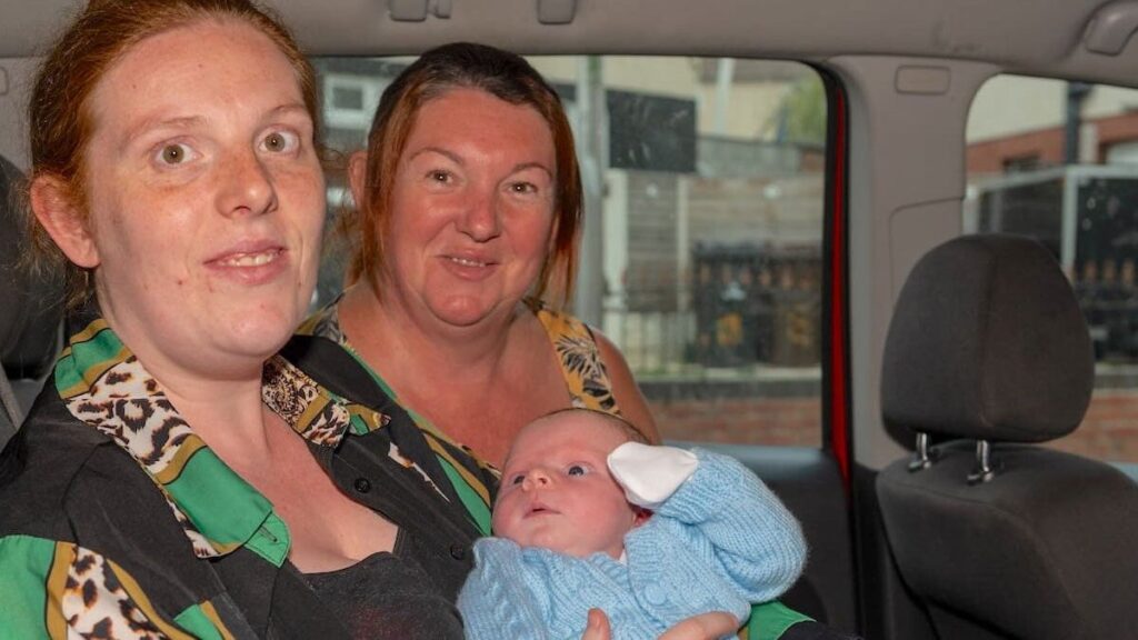 Arabanın arka koltuğunda anneanne oldu