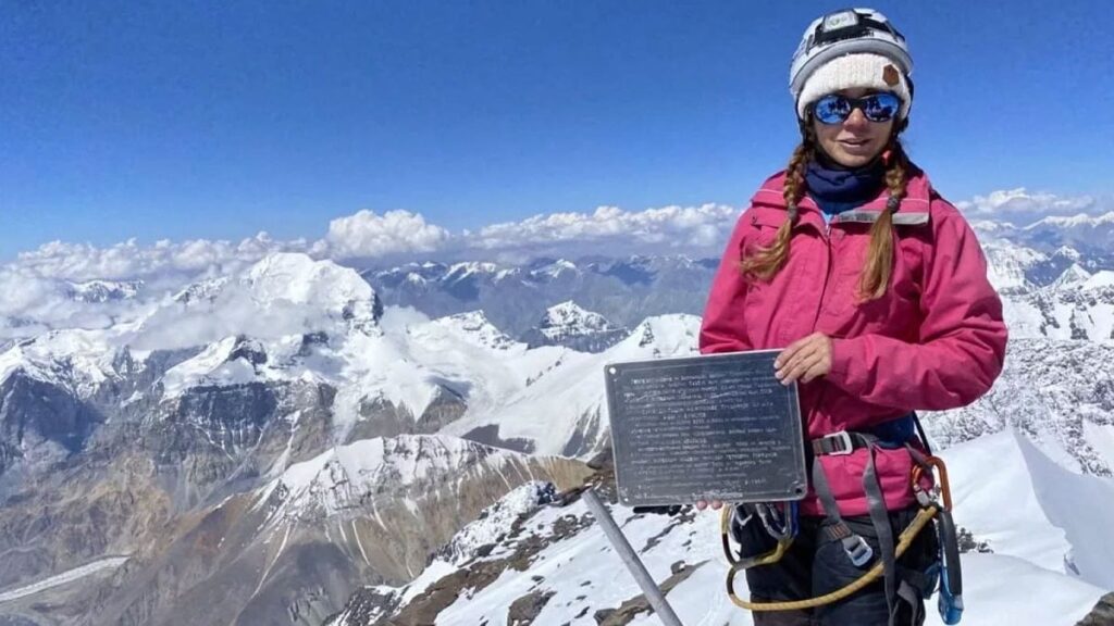 Bacağı kırılan dağcı 7 bin metrede ölüme terk edildi