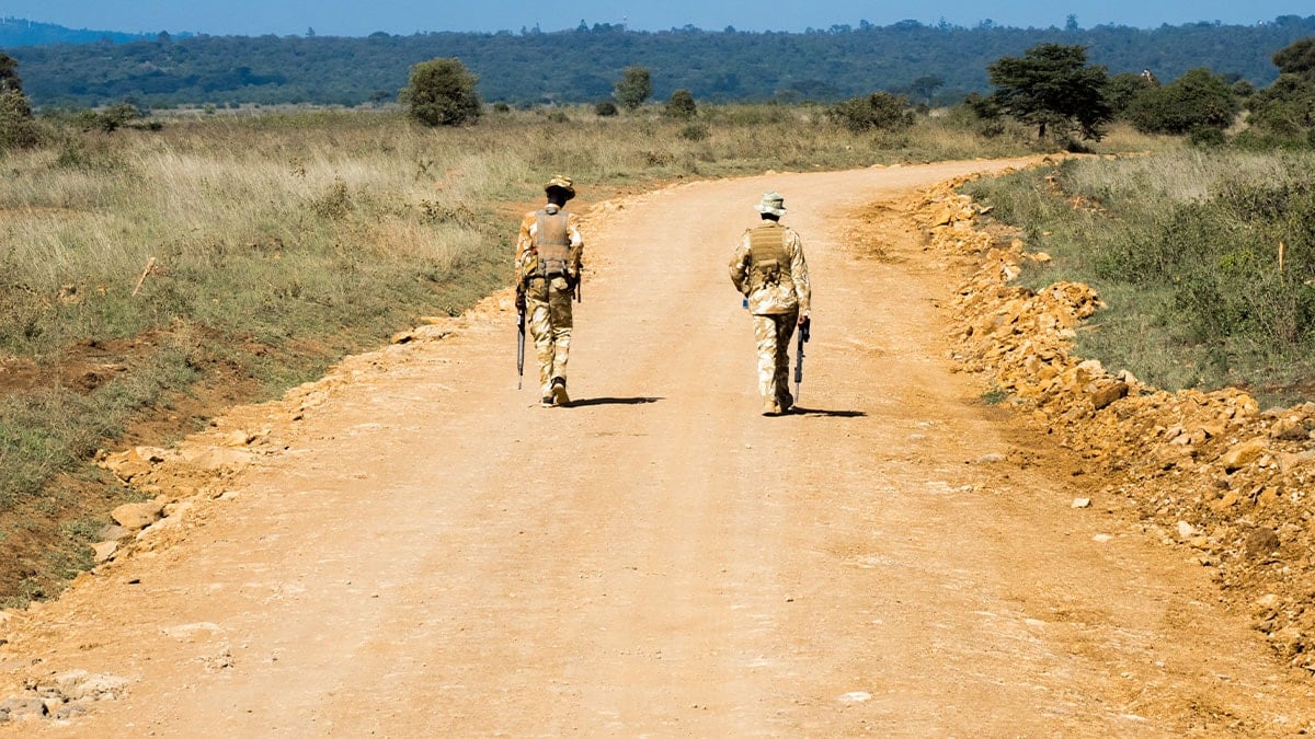 Dünyada son iki tane kalınca asker başında nöbet tutmaya başladı