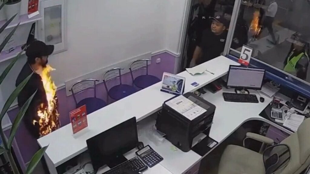 Havalimanında büyük panik! Uçağı kaçırınca kendini ateşe verdi