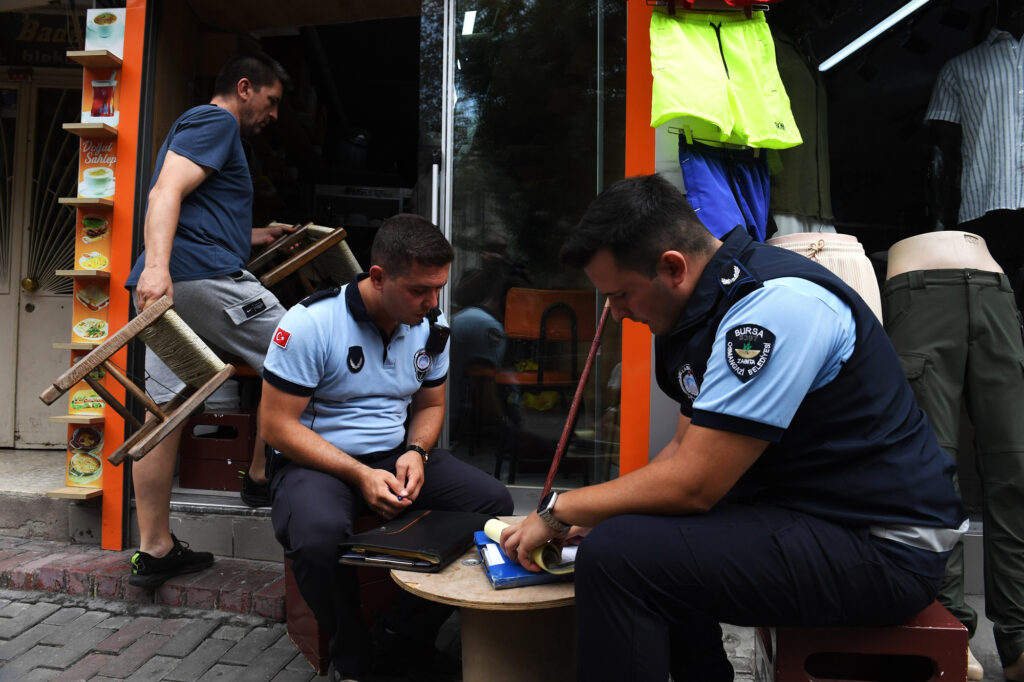 Engelli yolunu kapatanlara ceza yağdı