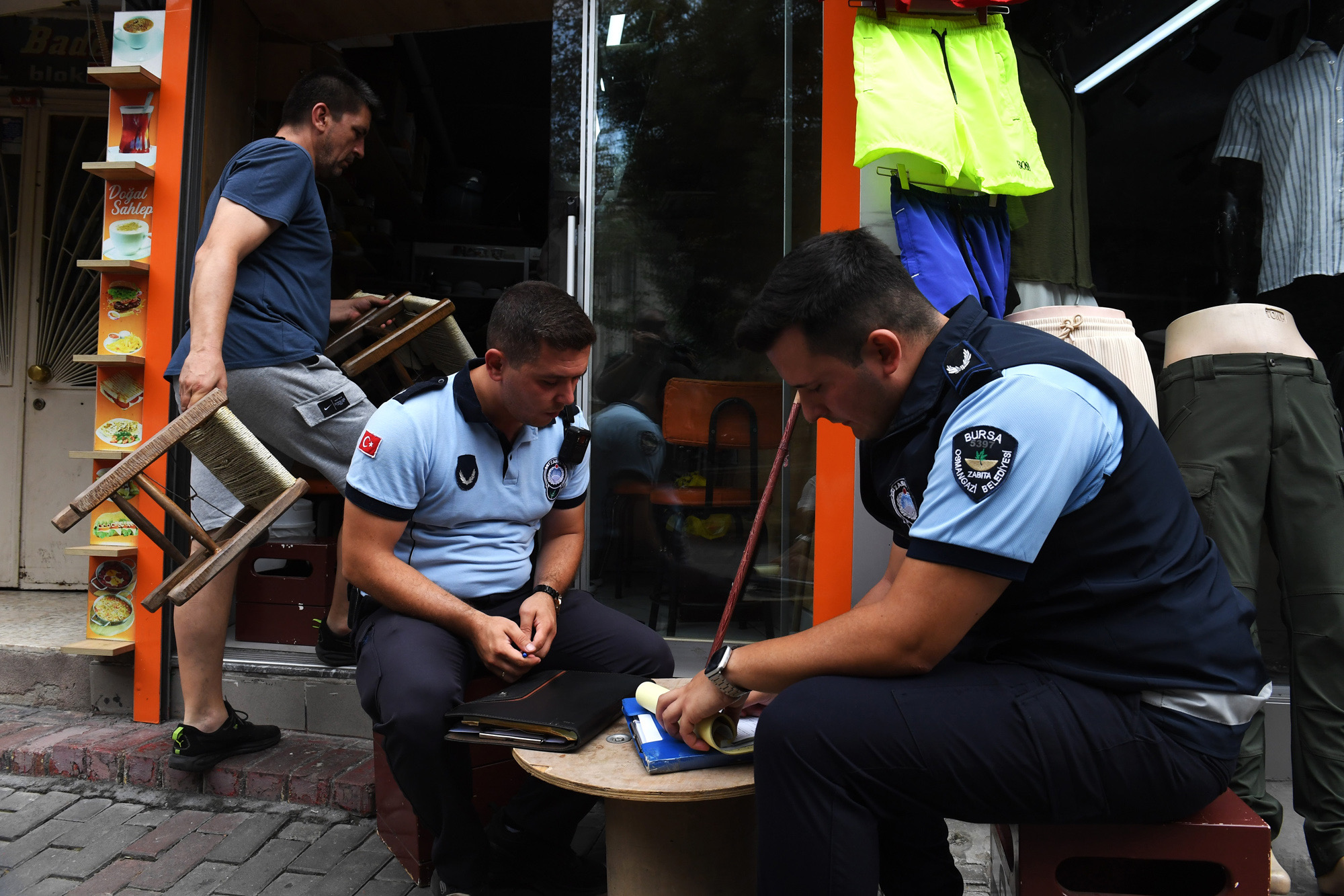 Engelli yolunu kapatanlara ceza yağdı