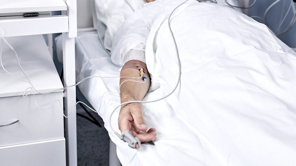 İşten kaçmak için kendini bıçakladı