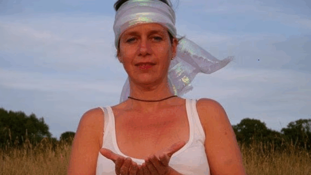 Milyonluk serveti ruhani lidere harcayan hippi kız mirastan kovuldu