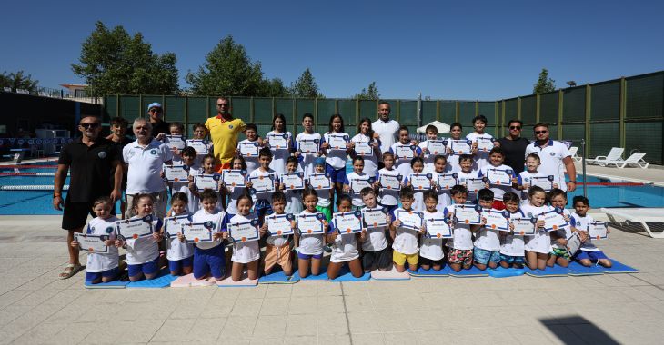 Minik yüzücülerin sertifika heyecanı