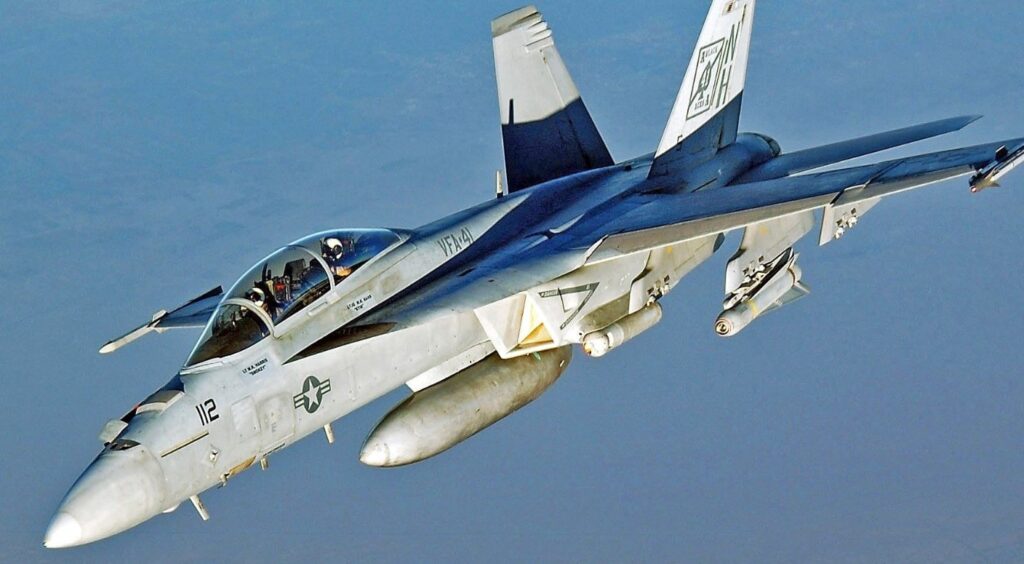 Pilot kendini fırlattı ABD’nin uçağı çakıldı