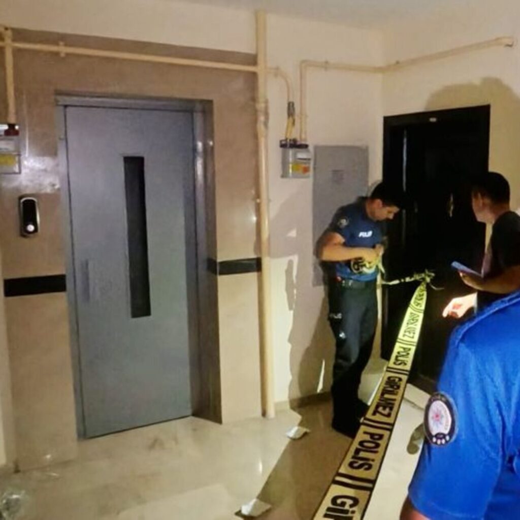 Tamirdeki asansör zemine çakıldı: 2 işçi yaralandı