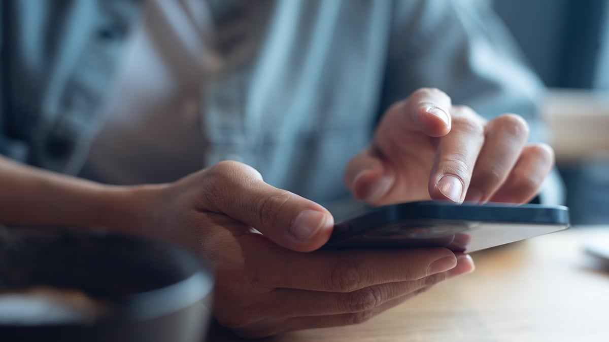 Telefon tutuşunuz bu hastalığı tetikliyor: Tüm vücudu ağrı sarıyor