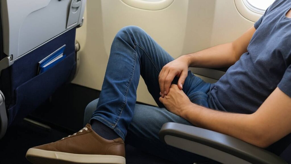 Uçakta bacak bacak üstüne atan yandı