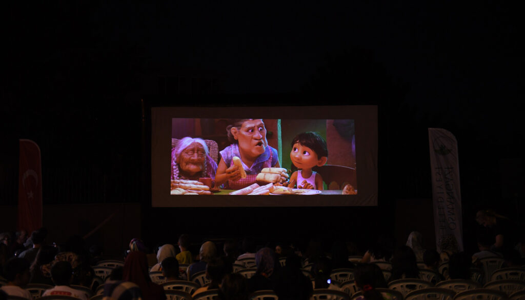 Osmangazi’de yaz akşamları sinema ile şenleniyor