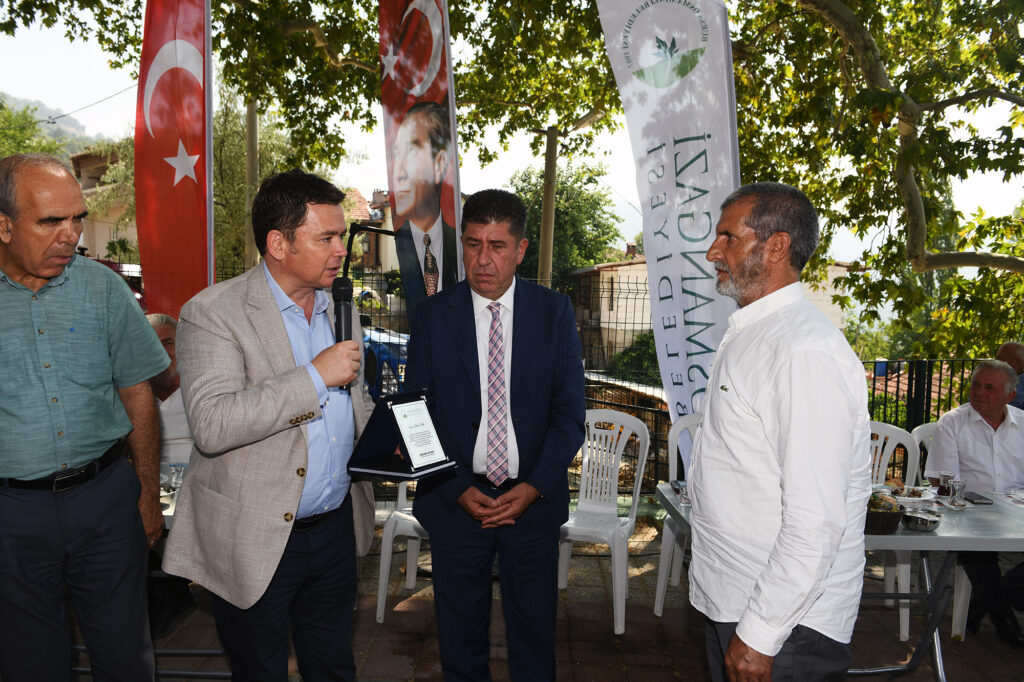 Osmangazi’nin gönüllü temizlik elçilerine teşekkür plaketi