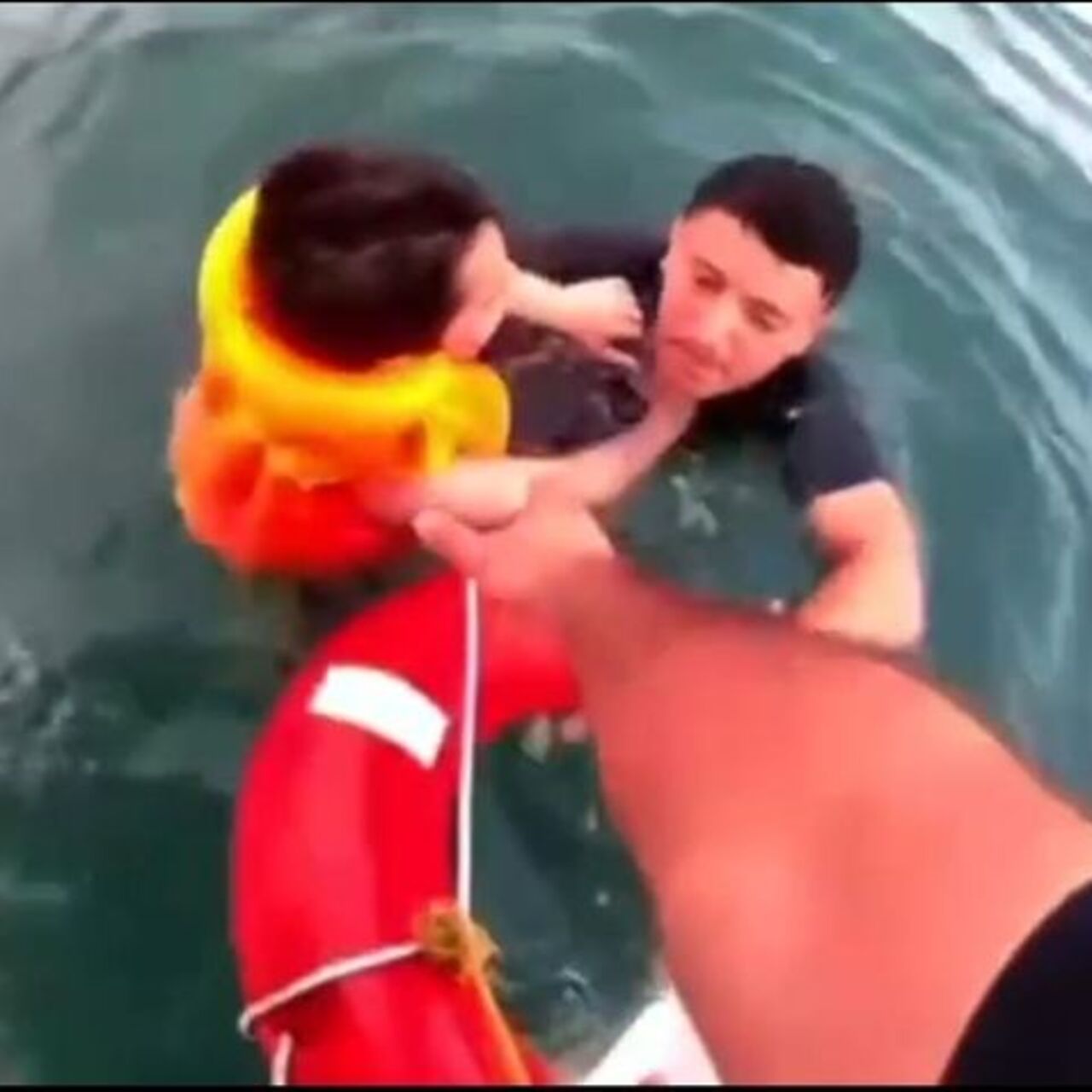 6 yaşındaki çocuğu kurtarma anı kamerada