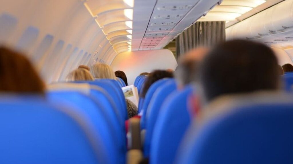 Bir anda pasaportunu yedi, uçak acil iniş yaptı