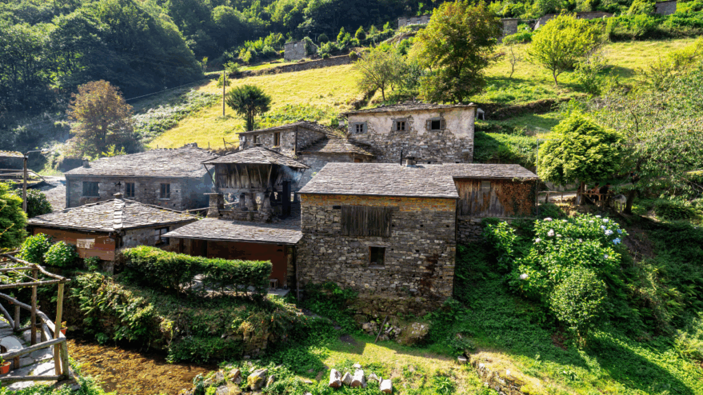 Bu köyde kadınların ne saçı kesiliyor ne beyazlıyor: İşte sırrı