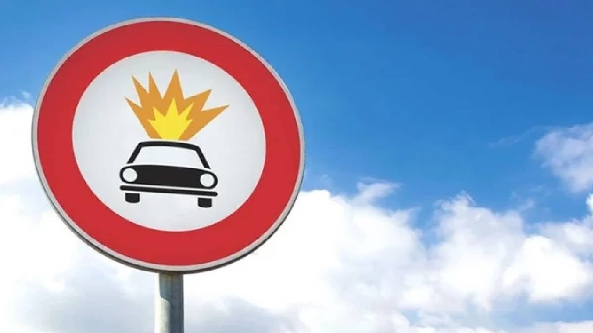 Bu trafik levhasını gören aracından inip tekrar bakıyor: İşte anlamı