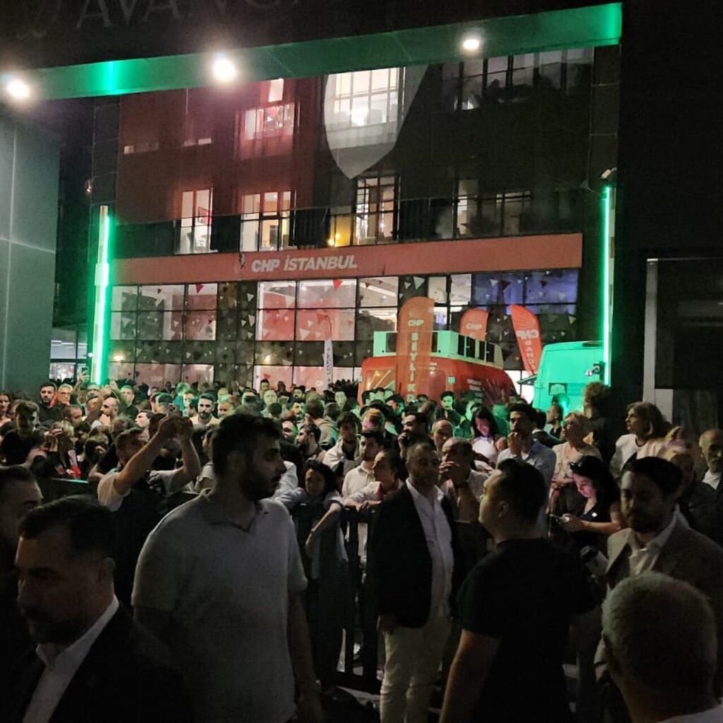 CHP İstanbul İl Başkanlığı önünde gerginlik