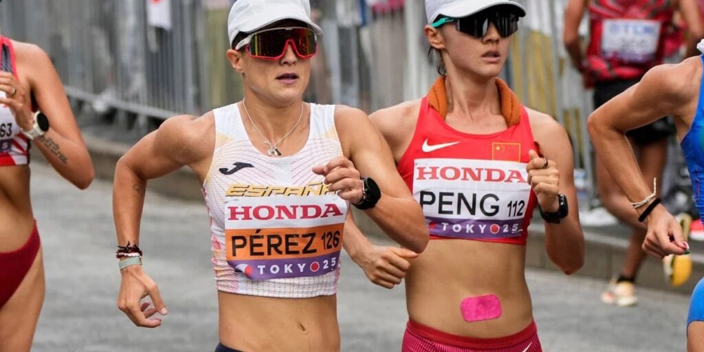 Çinli sporcular göbeği bantlı yarıştı, nedeni ise şaşırttı