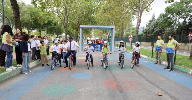 Çocuklar, bisikletle hem eğlendi hem öğrendi