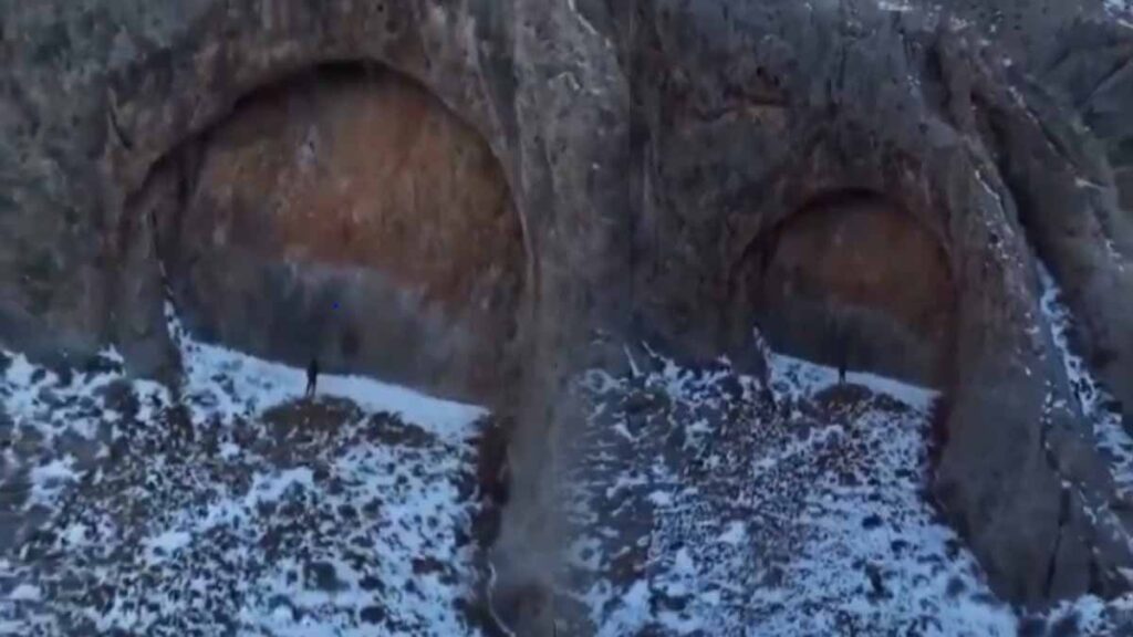 Dağların ortasında görüntülenen 12 metrelik kapı panik yarattı: Bir uzaylı üssü ya da antik bir medeniyet…