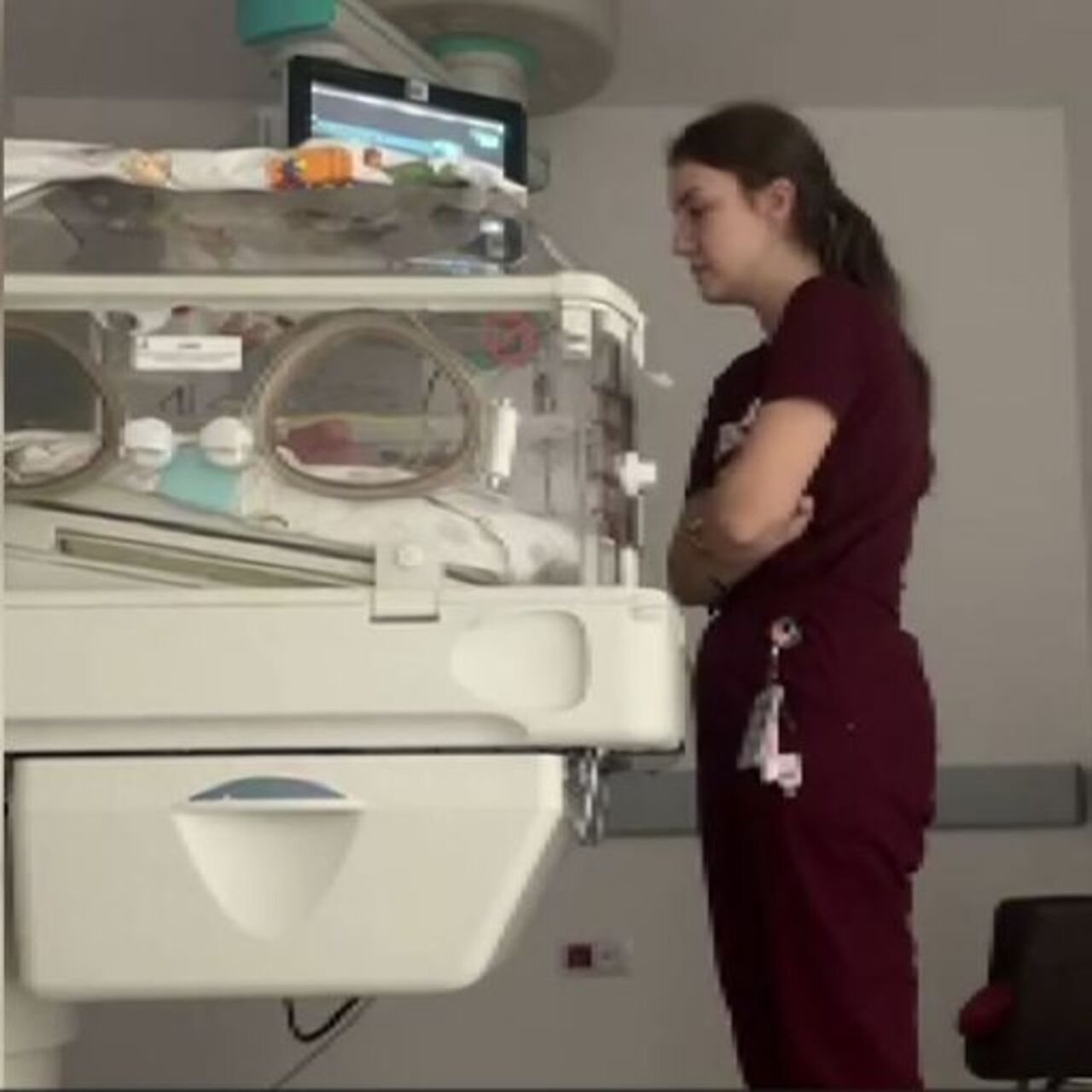 Doktorun kuvöz başındaki nöbeti yürekleri ısıttı