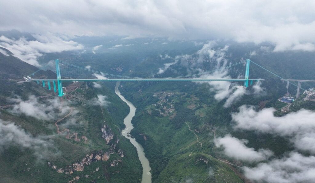 Dünyanın en ‘yüksekteki köprüsü’ açıldı