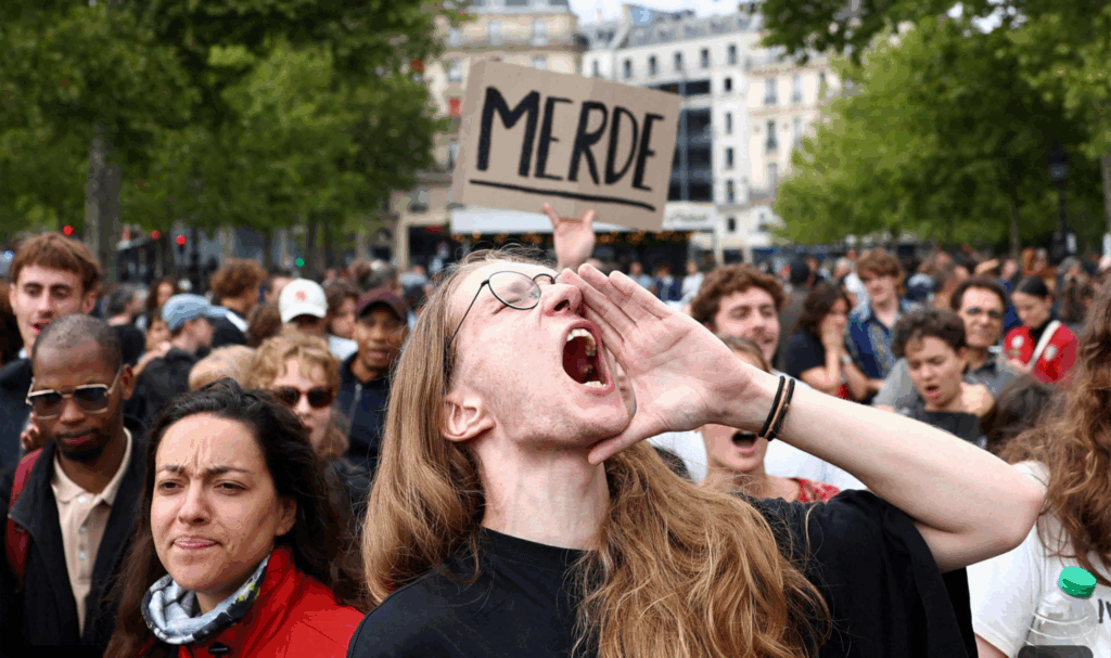 Fransa’da halk, derdini sokaklara taşıdı: ‘Başbakan yetmez, Macron da gitsin!’
